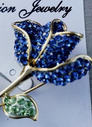 Брошь женская розочка с синими камнями под белое золото2 фото