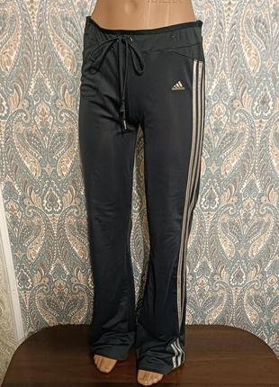 Легкі спортивні штани бренду adidas