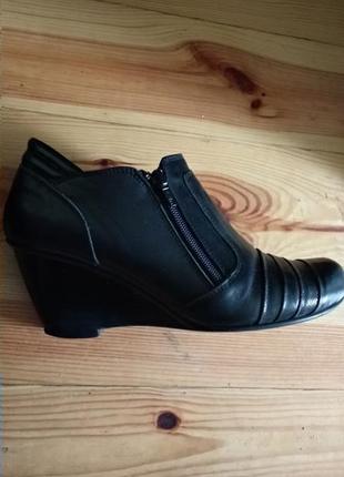 Кожаные туфли ботиночки 
размер 40 
очень удобные
цвет черный
спереду замочки
хороший стан3 фото