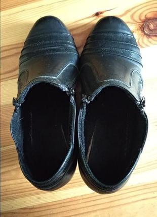 Кожаные туфли ботиночки 
размер 40 
очень удобные
цвет черный
спереду замочки
хороший стан5 фото