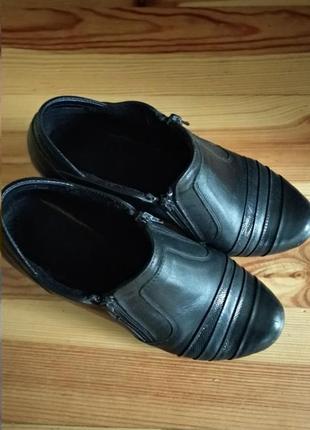 Кожаные туфли ботиночки 
размер 40 
очень удобные
цвет черный
спереду замочки
хороший стан1 фото