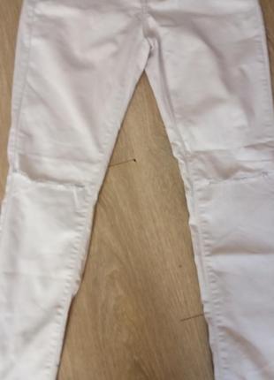 Белые джинсы с разрезами на колени2 фото
