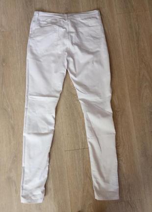 Белые джинсы с разрезами на колени4 фото