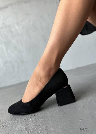 Черные туфли на невысоких каблуках2 фото