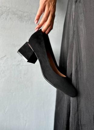 Черные туфли на невысоких каблуках9 фото