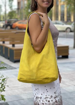 Замшевая желтая сумка-хобо monica, италия, цвета в ассортименте