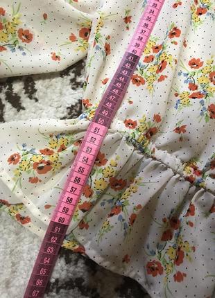 Нарядная праздничная блуза в цветы с разрезом на спинке2 фото
