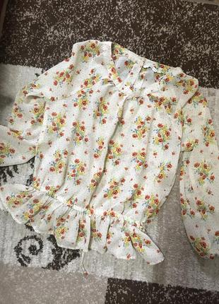 Нарядна святкова блуза в квіти з розрізом на спинці