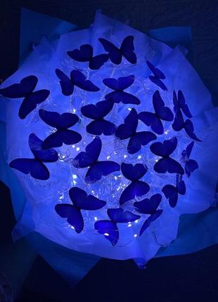 Букет із метеликами і підсвіткою