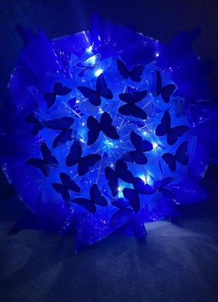 Букет із метеликами і підсвіткою