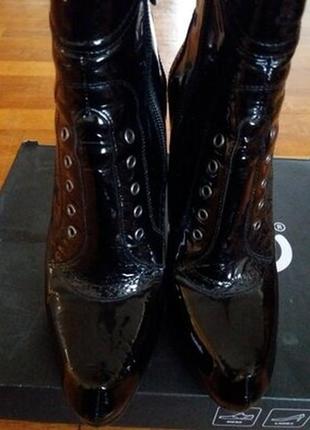 Напівчобітки - ботильйони з лакованой шкіри lorena paggi італія.