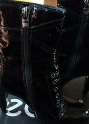 Напівчобітки - ботильйони з лакованой шкіри lorena paggi італія.