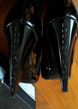 Напівчобітки - ботильйони з лакованой шкіри lorena paggi італія.