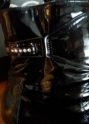 Напівчобітки - ботильйони з лакованой шкіри lorena paggi італія.