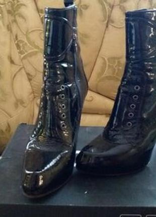 Напівчобітки - ботильйони з лакованой шкіри lorena paggi італія.