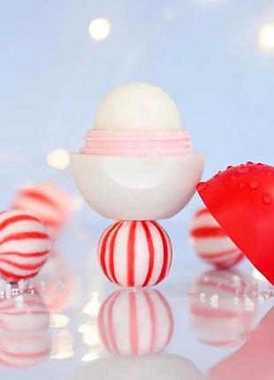 Бальзам для губ eos candy cane swirl lip balm sphere2 фото