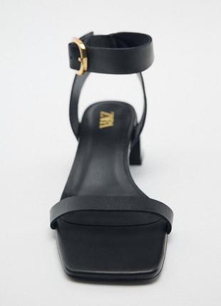 Новые кожаные босоножки zara черные на маленьком квадратном каблуке открытые тренд актуальные4 фото