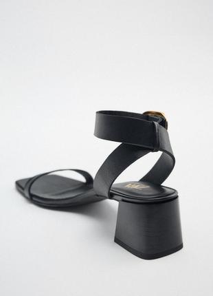 Новые кожаные босоножки zara черные на маленьком квадратном каблуке открытые тренд актуальные5 фото