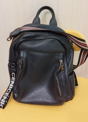 Красивый кожаный рюкзак (чёрный).1 фото