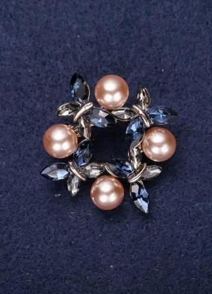 Брошь венчик из бабочек с жемчужным ожерельем и камнями кремовый цвет синий 33мм золотистый металл
