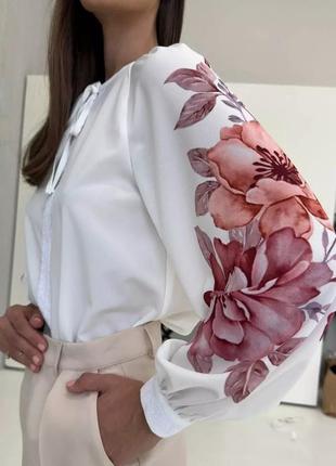 Молочная праздничная блузка с пышными рукавами и цветами них 44-52 размеры4 фото