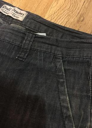 Темные джинсы прямого кроя7 фото