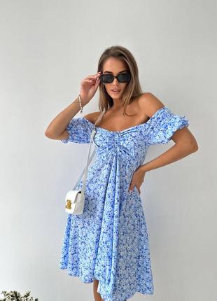 Нежное элегантное женское голубое платье в цветах лето тренд 2023