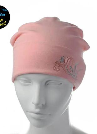 ● жіноча трикотажна шапка з вишивкою - пудра ●