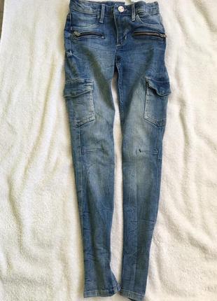 Интересные джинсы h&m на худышку, р.134 длина 80 см шаг 63 см талия 30 см есть утяжка, бедра 33 см,