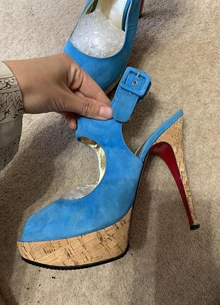 Кайфовые босоножки на шпильке с нежной замшей и золотой кожей внутри 💙