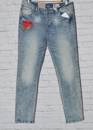 Голубые джинсы с вышивкой средняя посадка2 фото