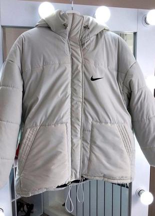 Шикарная стеганая короткая курточка спортивная черная белая бежевая с капюшоном на кнопках с логотипом осенняя весенняя бомбер пальто парка2 фото