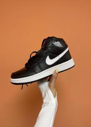 Женские кроссовки nike air jordan 1 retro black white red2 фото