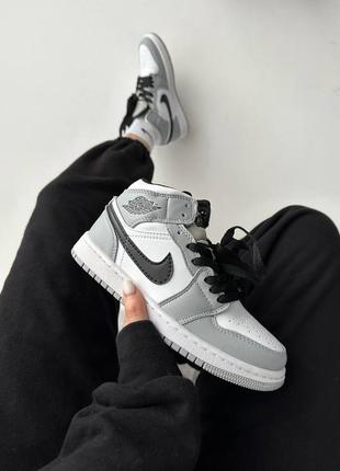 Жіночі кросівки nike air jordan 1 mid smoke grey