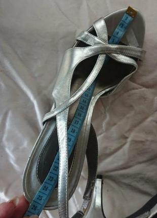Кожаные серебряные босоножки каблук5 фото