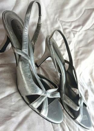 Кожаные серебряные босоножки каблук2 фото