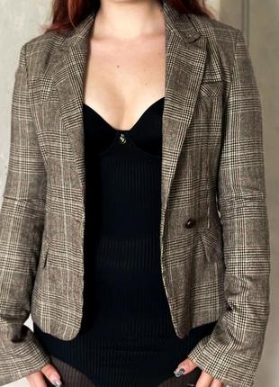 Серый пиджак (жакет) в клетку
