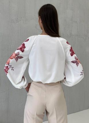 Красивая блуза с цветочным принтом на рукавах3 фото