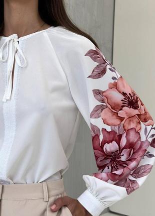 Красивая блуза с цветочным принтом на рукавах4 фото