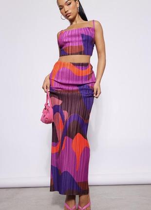 Юбка макси с плиссировкой в абстрактный принт prettylittlething plt