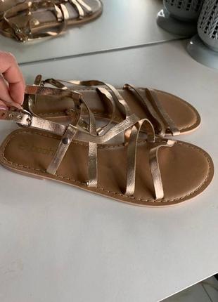 Красиві золотисті босоніжки від boohoo