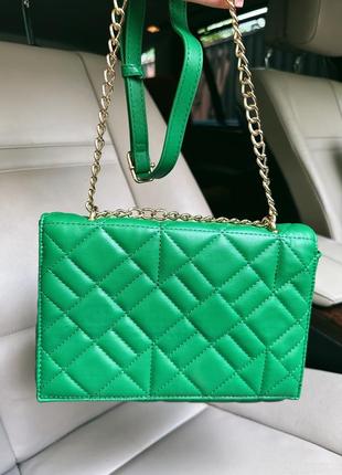 Сумка женская зеленая стёганная 2023 с цепью через плече сумочка с цепочкой новинка стильная модная