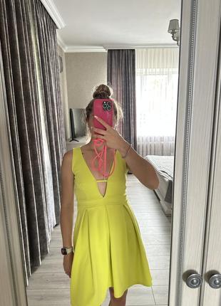 Літня сукня лаймового кольору