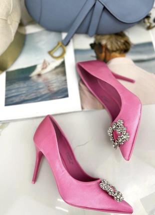 Туфлі на підборах з вузьким носком рожеві