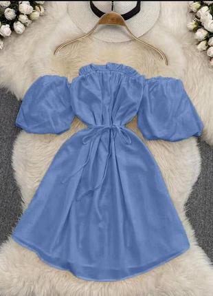 Легкое короткое платье свободного кроя с пояском с открытыми плечами короткие объемные рукава стильное белоснежное чёрное голубое зеленоватое розовое3 фото