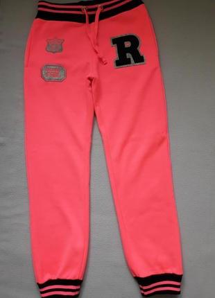 Суперові утеплені яскраво-рожеві спортивні штани з нашивками miss 21