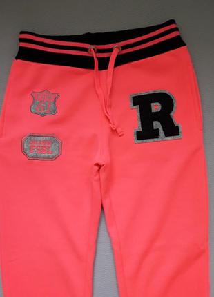 Суперовые утеплённые ярко-розовые спортивные брюки с нашивками miss 213 фото