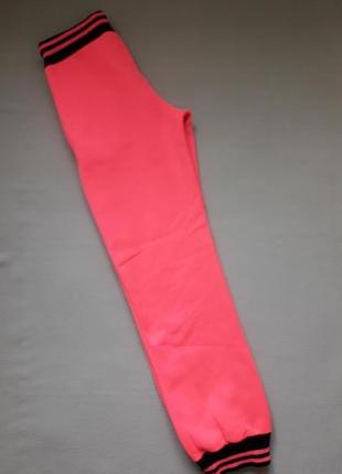 Суперовые утеплённые ярко-розовые спортивные брюки с нашивками miss 215 фото