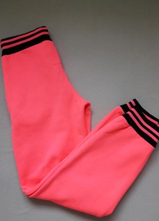 Суперовые утеплённые ярко-розовые спортивные брюки с нашивками miss 217 фото