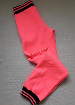 Суперовые утеплённые ярко-розовые спортивные брюки с нашивками miss 219 фото
